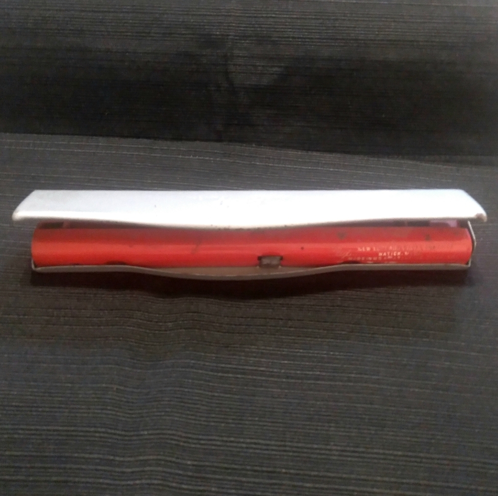 Clix Vintage 3 Hole Paper Punch - Picture 3 of 8